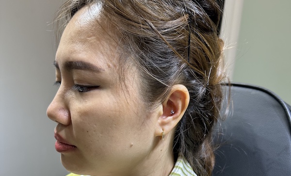 Hình ảnh khách nữ xỏ sụn tai đẹp tại TinyBox - 4/2023