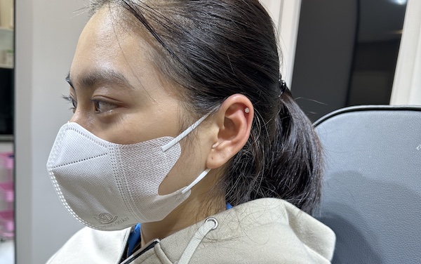 Hình ảnh khách nữ xỏ sụn tai đẹp tại TinyBox - 4/2023