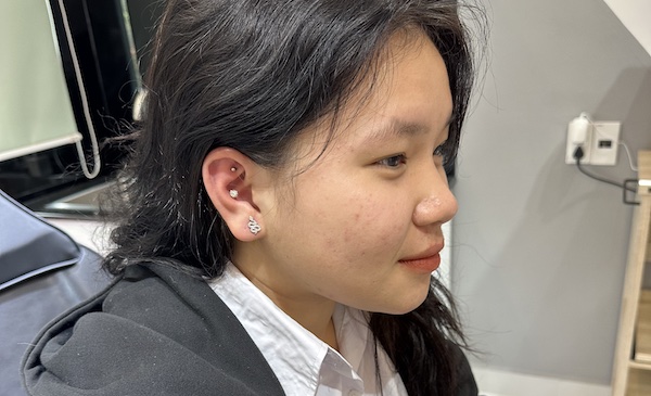 Hình ảnh khách nữ xỏ sụn tai đẹp tại TinyBox - 4/2023