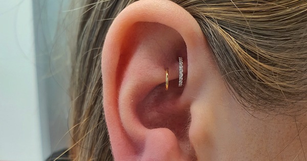 Xỏ tai đeo khuyên vòng được không?