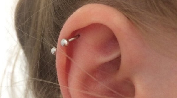 Xỏ tai đeo khuyên vòng được không?