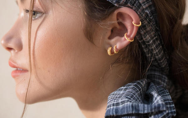 Xỏ tai đeo khuyên vòng được không?