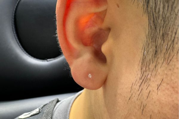 Ảnh xỏ thịt tai cho nam giới mới nhất tại TinyBox 8/2024