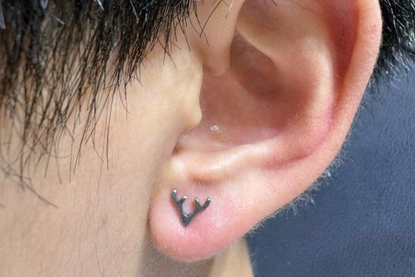 xỏ thịt tai cho nam giới