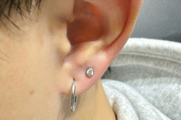 xỏ thịt tai cho nam giới