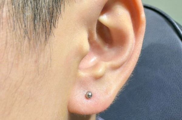 xỏ thịt tai cho nam giới