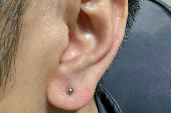 xỏ thịt tai cho nam giới