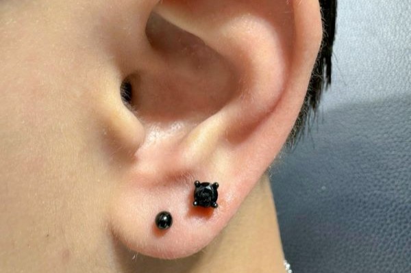 xỏ thịt tai cho nam giới