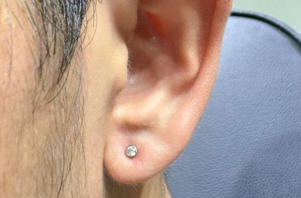 xỏ thịt tai cho nam giới