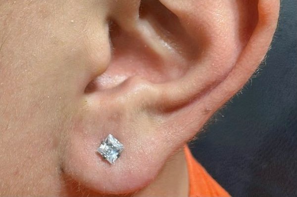 xỏ thịt tai cho nam giới