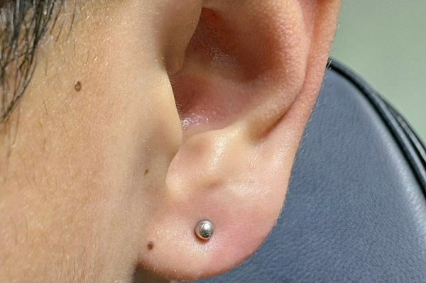 xỏ thịt tai cho nam giới