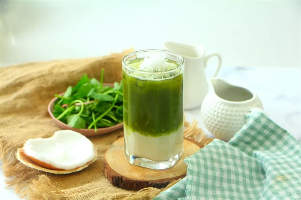 Uống nước ép rau má