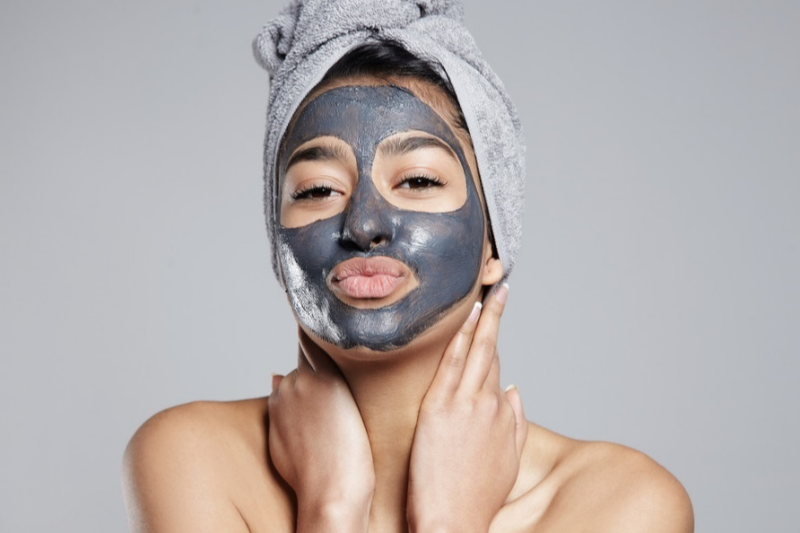 Dùng mặt nạ đất sét để thu nhỏ lỗ chân lông