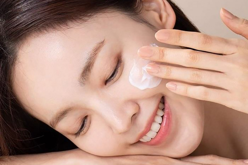 Dùng kem chống nắng giúp thu nhỏ lỗ chân lông