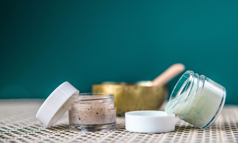 Quá lạm dụng mỹ phẩm gây nên mụn ẩn