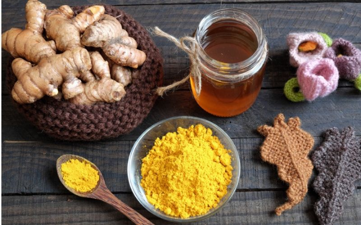 Nghệ và mật ong là hai nguyên liệu có nhiều công dụng tốt cho da