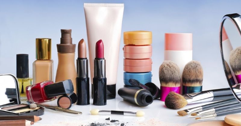 Sử dụng mỹ phẩm kém chất lượng là một trong những nguyên nhân chính gây ra mụn không nhân