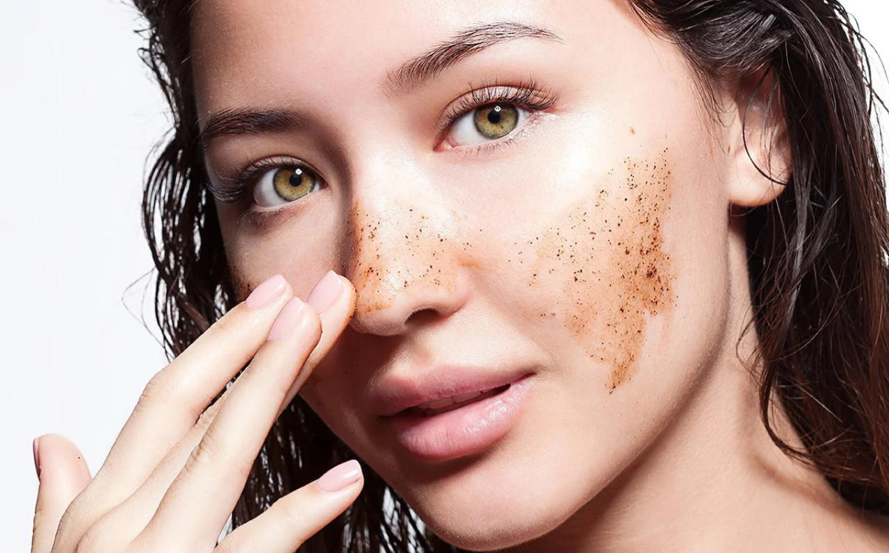 Tẩy tế bào chết thường xuyên ở đầu mũi và hai cánh mũi