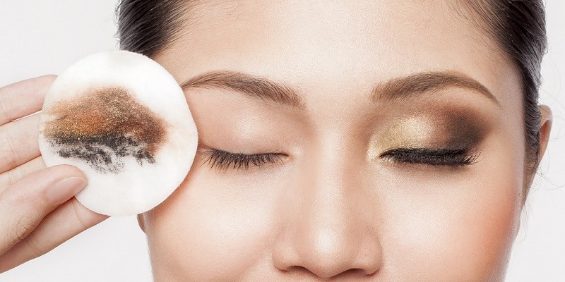 Không làm sạch sau khi dùng mỹ phẩm cũng là nguyên nhân gây ra mụn