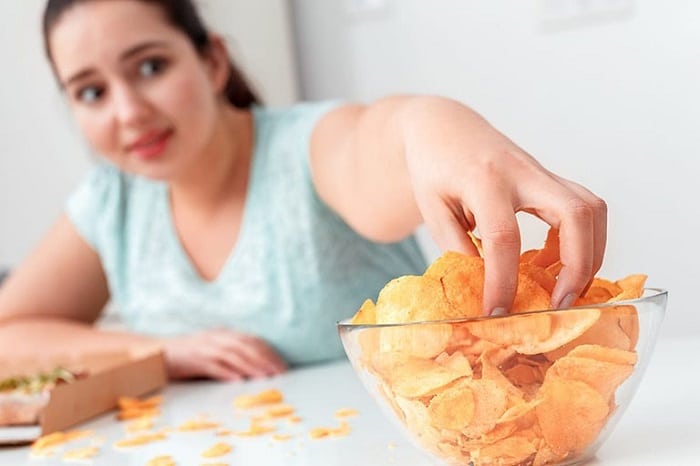 Chế độ ăn uống không lành mạnh cũng cũng là nguyên nhân tạo thành mụn ẩn.