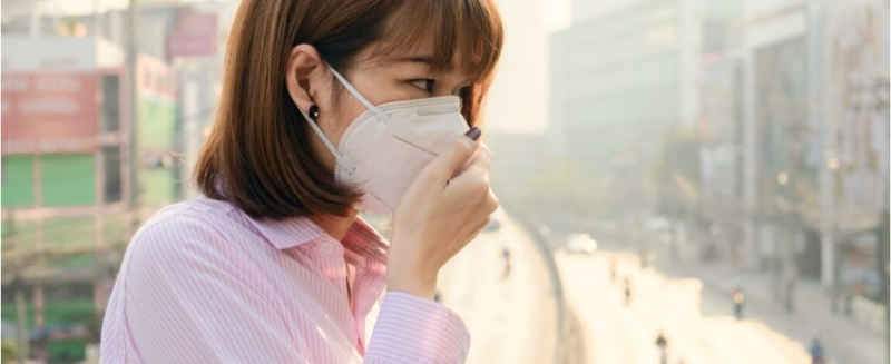 Khẩu trang có thể là một nguyên nhân gây mụn, đặc biệt là mụn li ti ở má