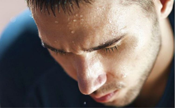 Mồ hôi đổ quá nhiều cùng với trán không sạch sẽ sẽ gây mụn ở trán