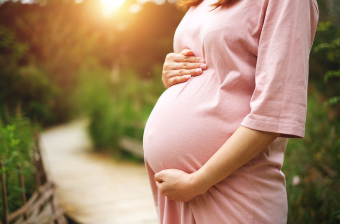 Sự thay đổi hormone khi mang thai có thể gây ra mụn viêm đỏ không nhân