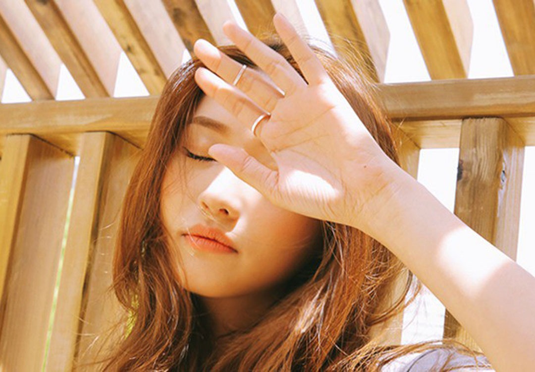 Da tiếp xúc với ánh nắng cũng có thể gây thâm sau mụn