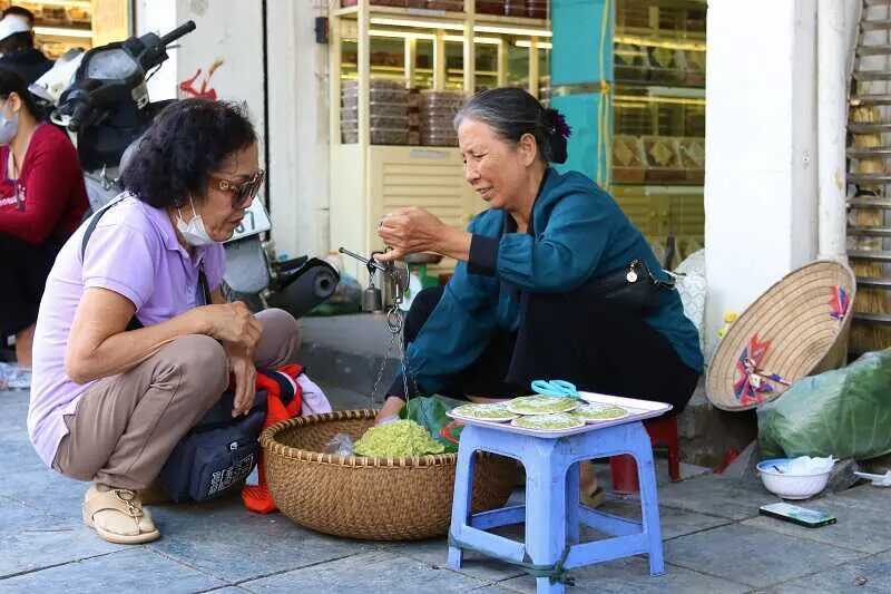 Hàng cốm bán rong