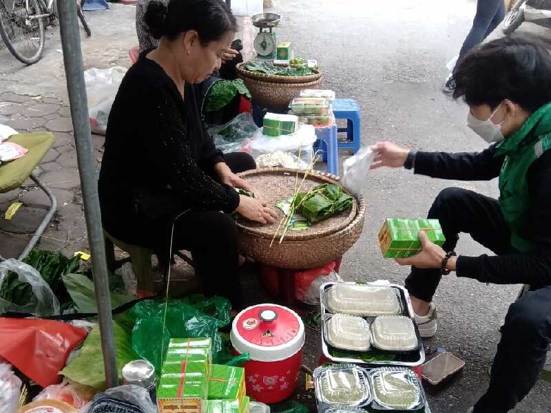 Bán cốm ở cổng làng Vòng