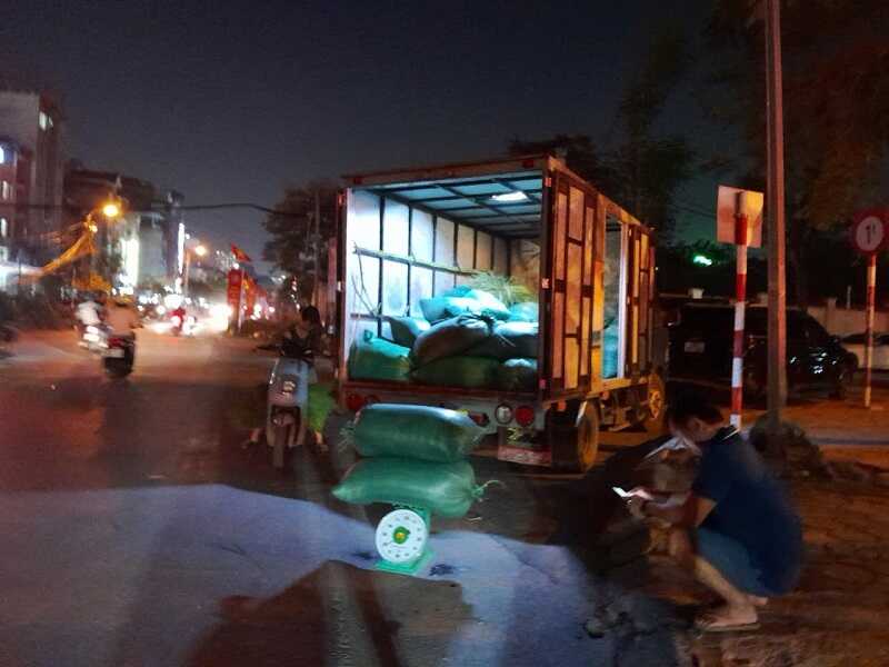 Xe tải chở lúa nếp non làm cốm