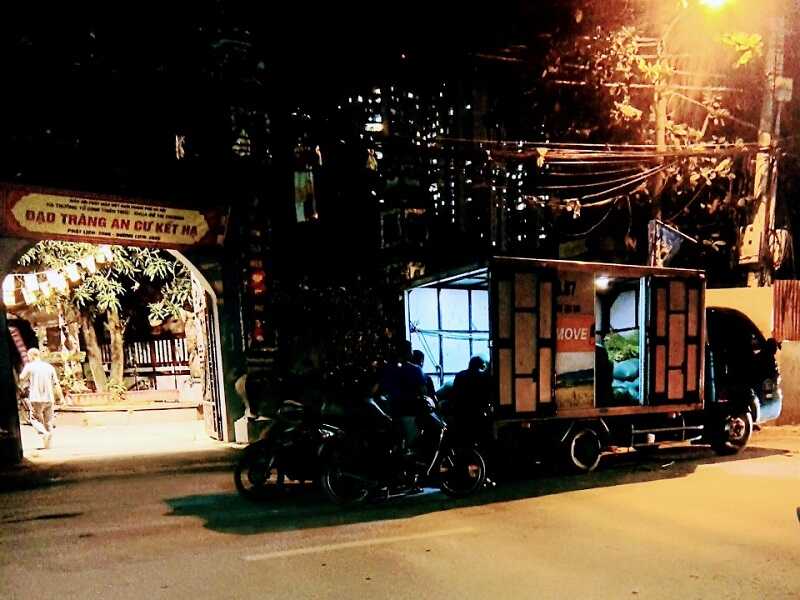 Xe tải chở lúa nếp đậu trước cổng chùa Mễ Trì Thượng