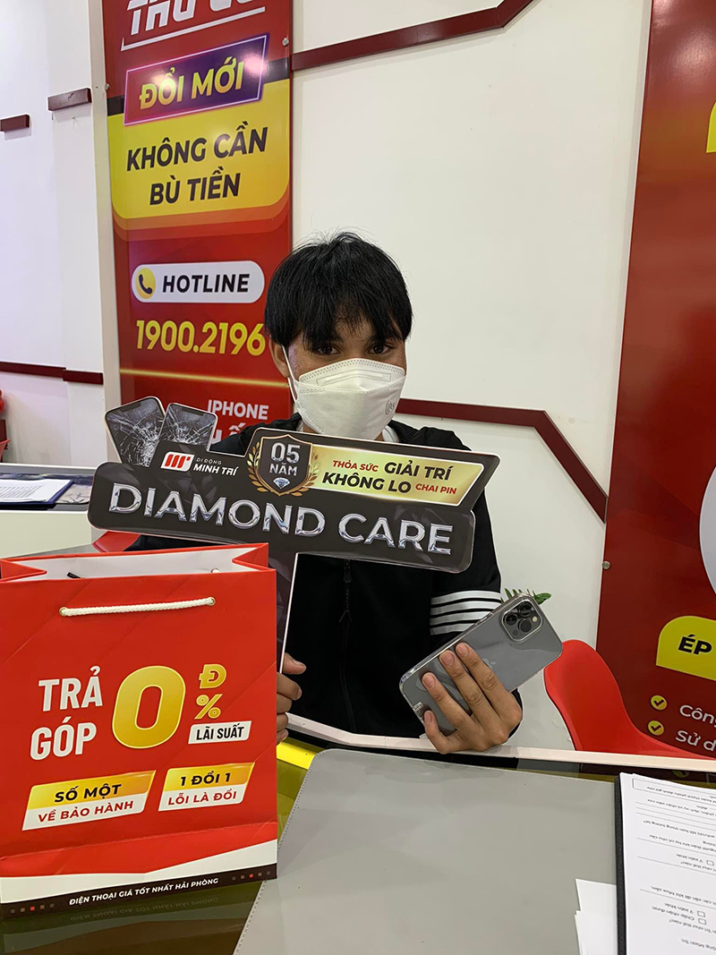 Khách hàng mua iPhone 12 Pro Max tại Di Động Minh Trí - 27 Phố Mới