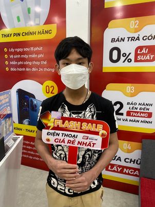 Khách hàng mua iPhone 8 giá rẻ tại DDMT