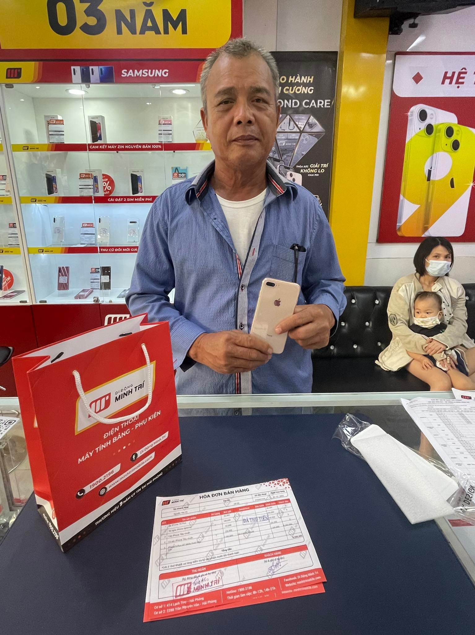 Khách hàng chọn mua iPhone 8 Plus tại Di Động Minh Trí
