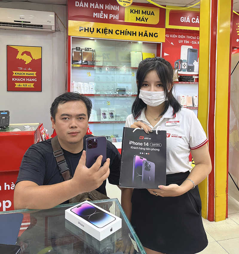Khách hàng chọn mua iPhone 14 Pro Max màu Tím Hot-trend tại Di Động Minh Trí - Hải Phòng