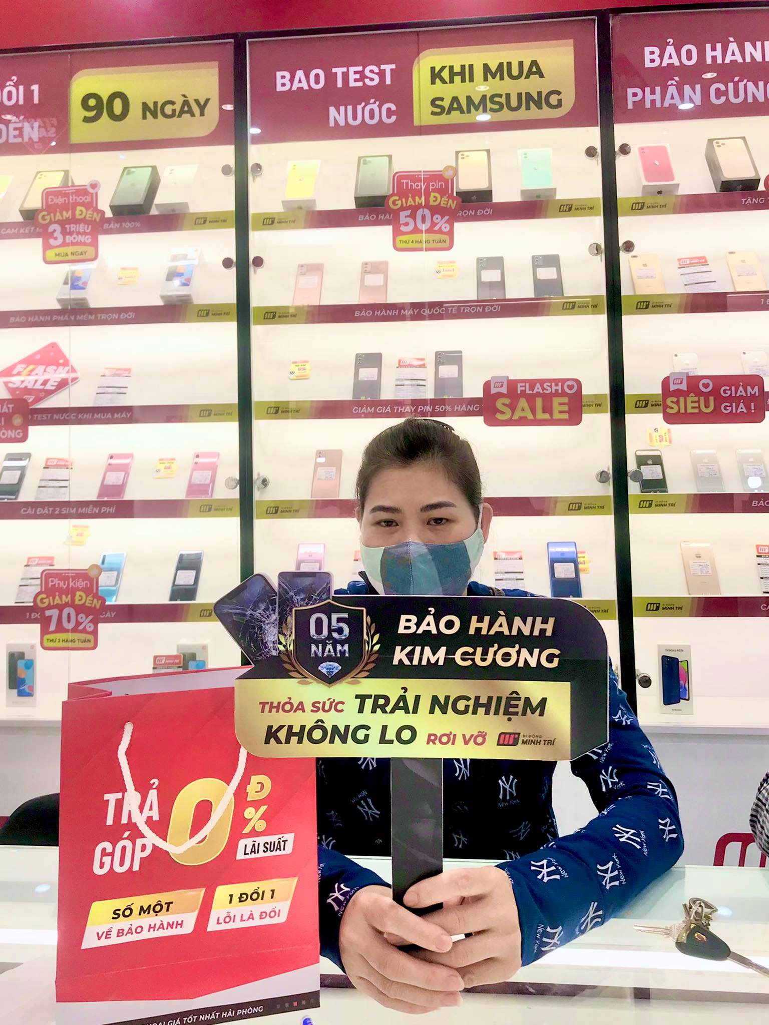 Khách hàng chọn mua iPhone 12 tại Di Động Minh Trí
