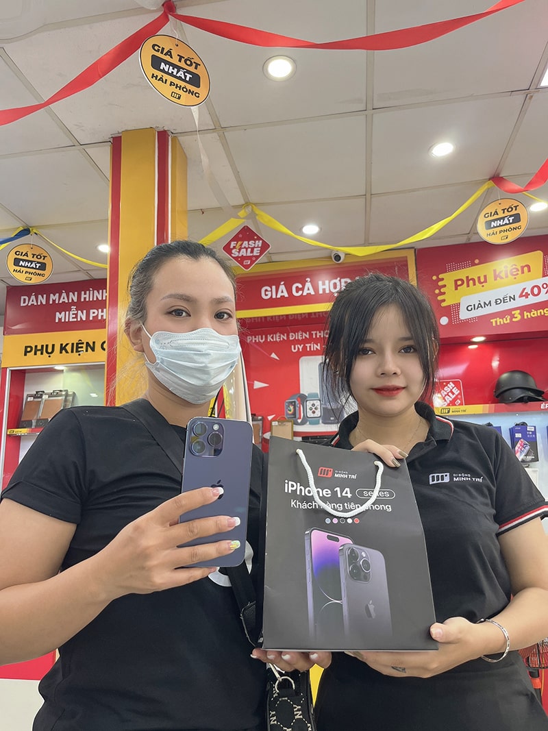 Khách hàng chọn mua iPhone 14 Pro Max tại Di Động Minh Trí