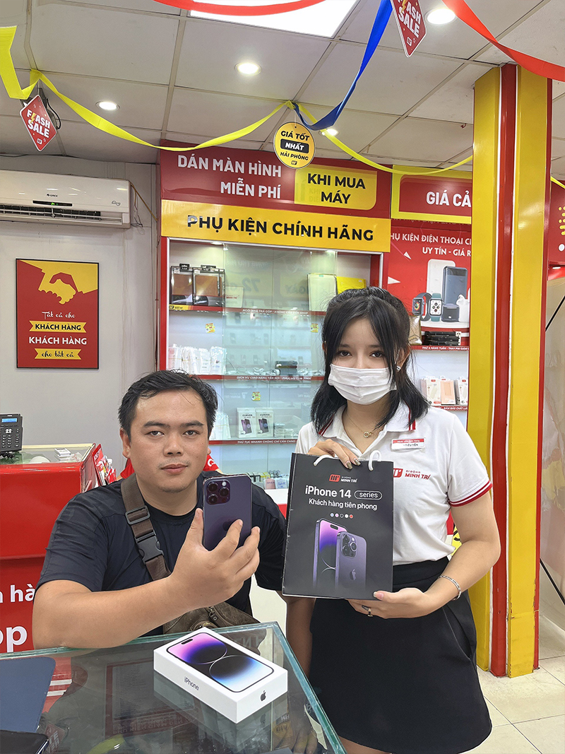 Khách hàng chọn mua iPhone 14 Pro Max tại Di Động Minh Trí