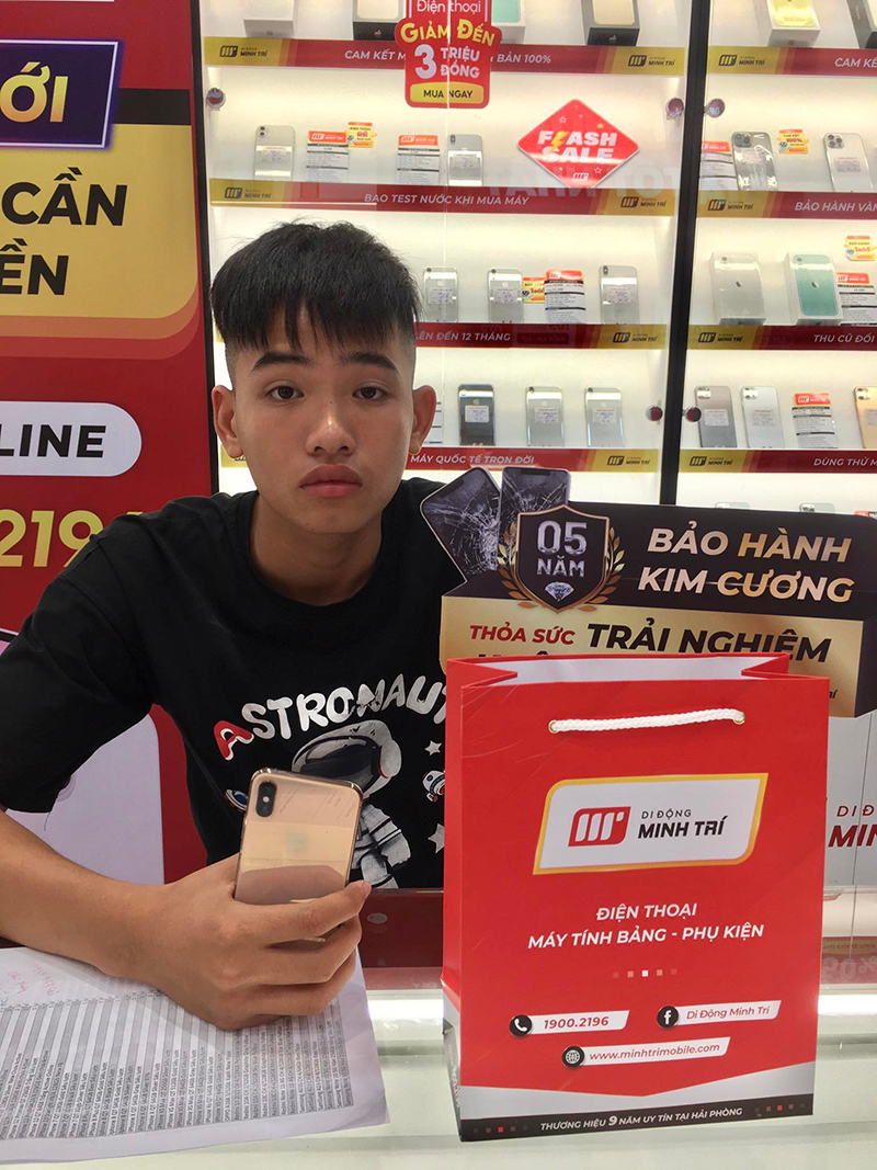 Khách hàng chọn mua iPhone Xs Max tại Di Động Minh Trí 