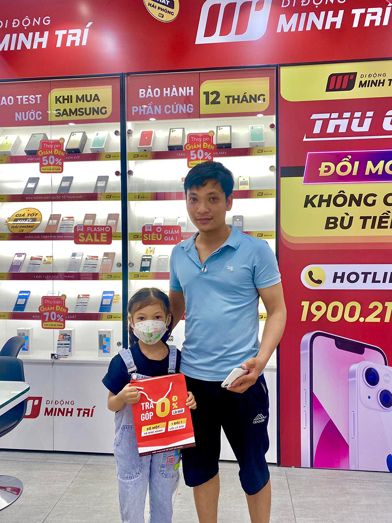 Khách hàng chọn mua iPhone Xs Max tại Di Động Minh Trí