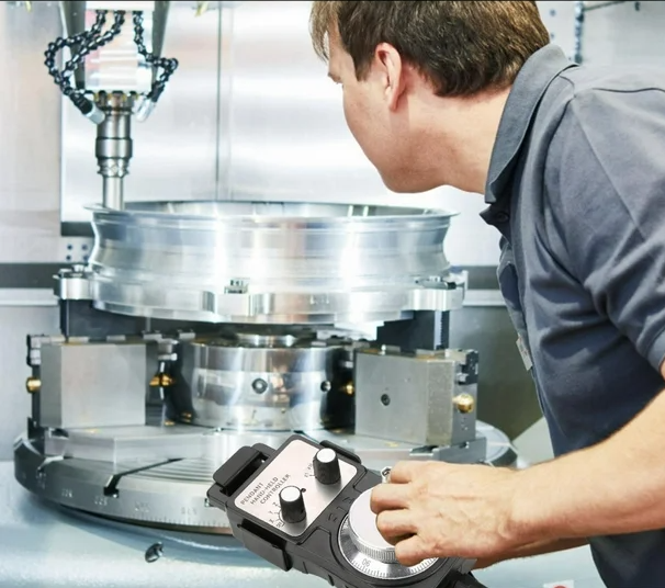 Tay quay phat xung ho tro trong qua trinh setup may cnc