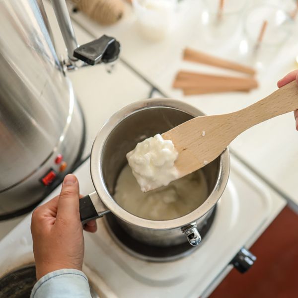 Bước 2: Chảy sáp