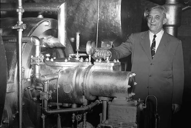 Ảnh chụp Willis Carrier và chiếc máy máy làm lạnh ly tâm đầu tiên được chụp năm 1950