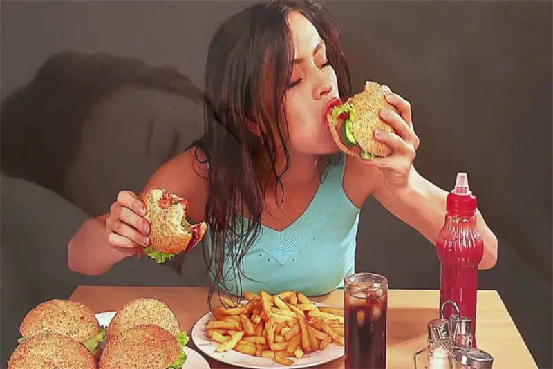 Răng ố màu, bám màu trở lại do thói quen thường xuyên ăn thực phẩm bám màu, nước ngọt có gas