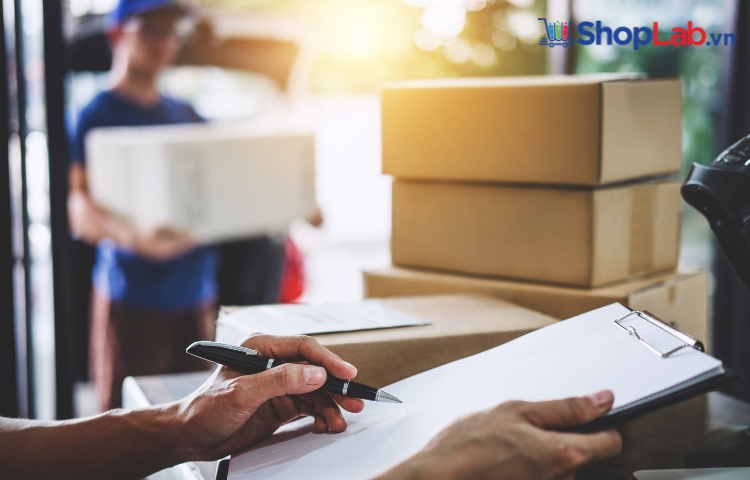 Khách hàng được kí nhận biên bản bàn giao đầy đủ khi nhận hàng