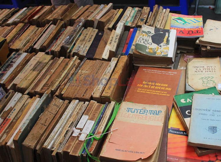 Dùng hạt hút ẩm để bảo vệ sách báo cũ