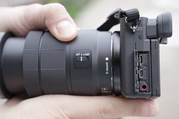 Sony a6400 nhiều cổng kết nối thông minh