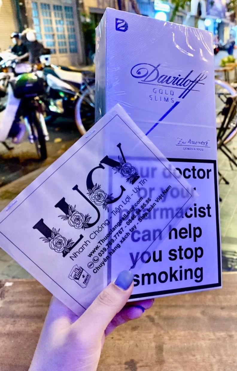 Thuốc lá Davidoff White Điếu To là 1 thương hiệu thuốc lá tốt từ Đức được sản xuất theo giấy phép của Davidoff & Cie SA, Geneva và là thuốc lá Davidoff cây màu trắng mỏng, điếu nhỏ, hàm lượng nhẹ dịu nhất trong các loại thuốc lá Davidoff.