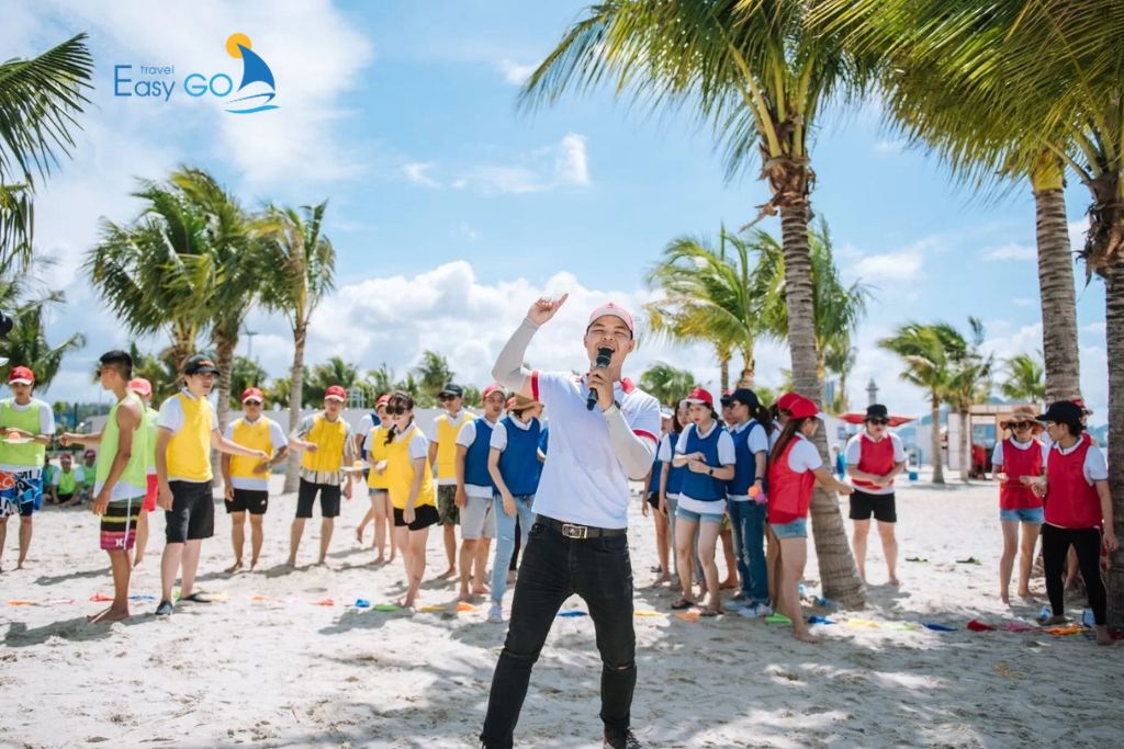 Team building trên bãi tắm Tùng Thu